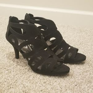 NWOT Kelly & Katie black cut out pumps